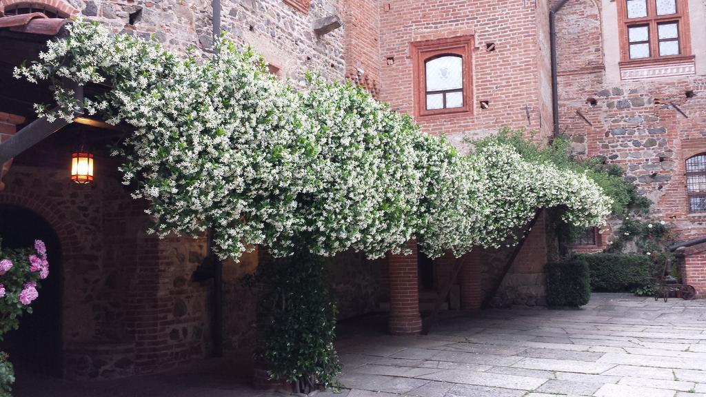 Castello Di Pavone Hotell Pavone Canavese Exteriör bild