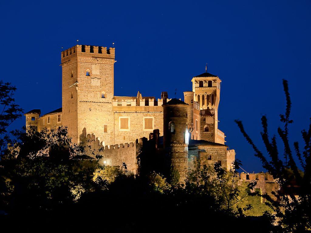 Castello Di Pavone Hotell Pavone Canavese Exteriör bild