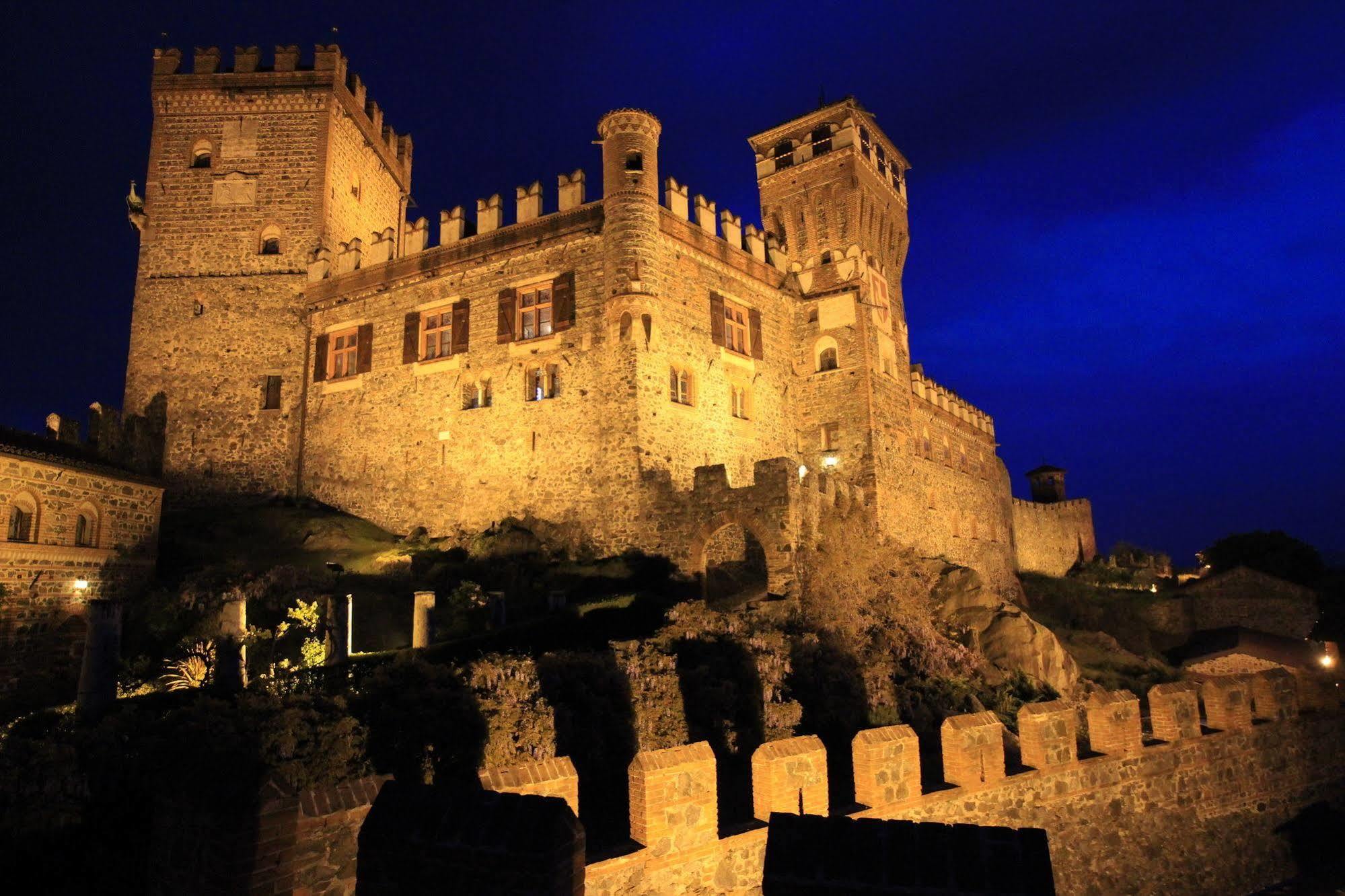 Castello Di Pavone Hotell Pavone Canavese Exteriör bild