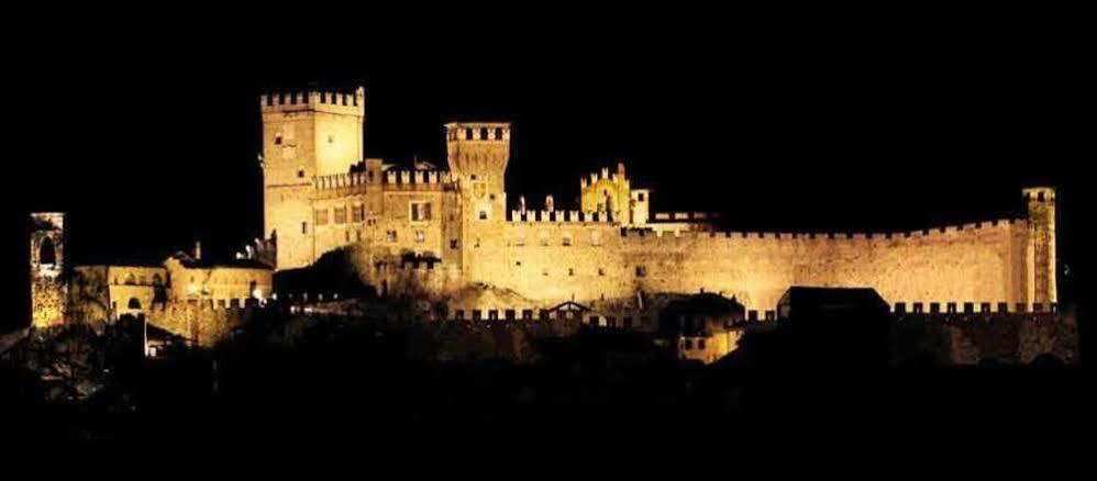 Castello Di Pavone Hotell Pavone Canavese Exteriör bild